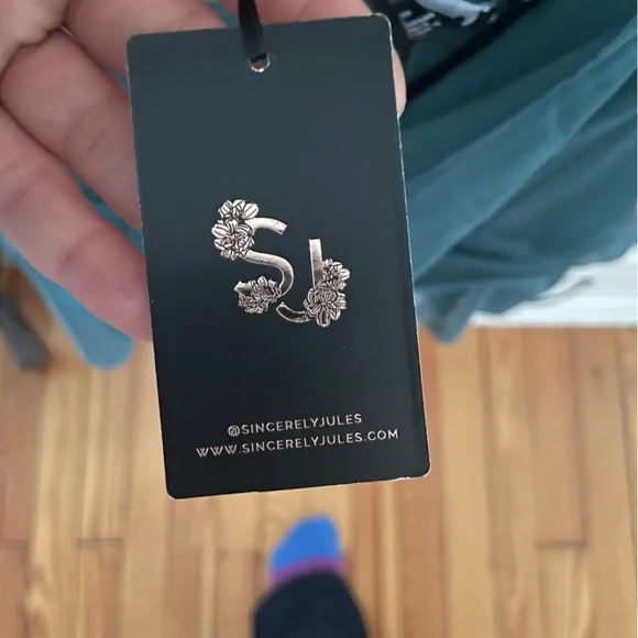 Sincerely Jules Green Naked Shoulder Top - Picture 5 of 7